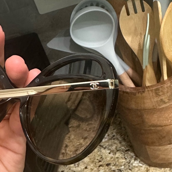 Beautiful Authentic Chanel CC Logo Sunglasses - Picture 16 of 16